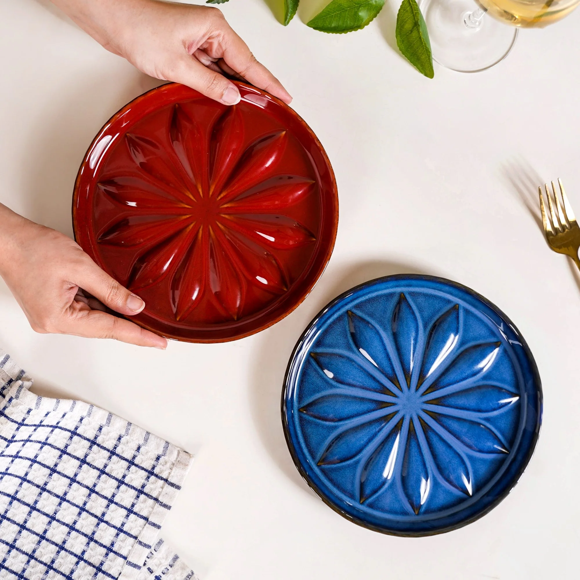 3D Flower Embossed Salad Plate Set Of 2 Red Blue 19cm - Image 3