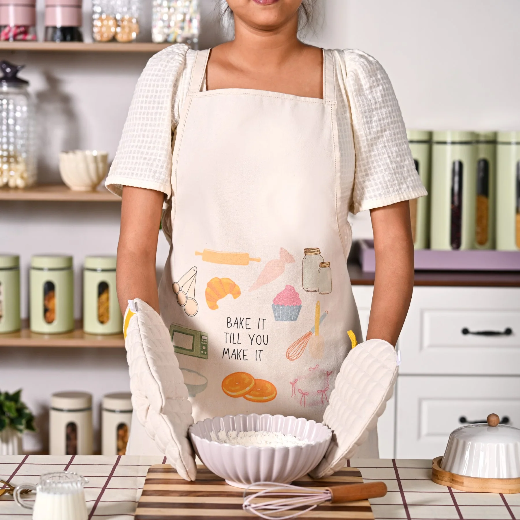 Baker Mode Apron Mitten Pot Holder Set Of 3 - Image 2