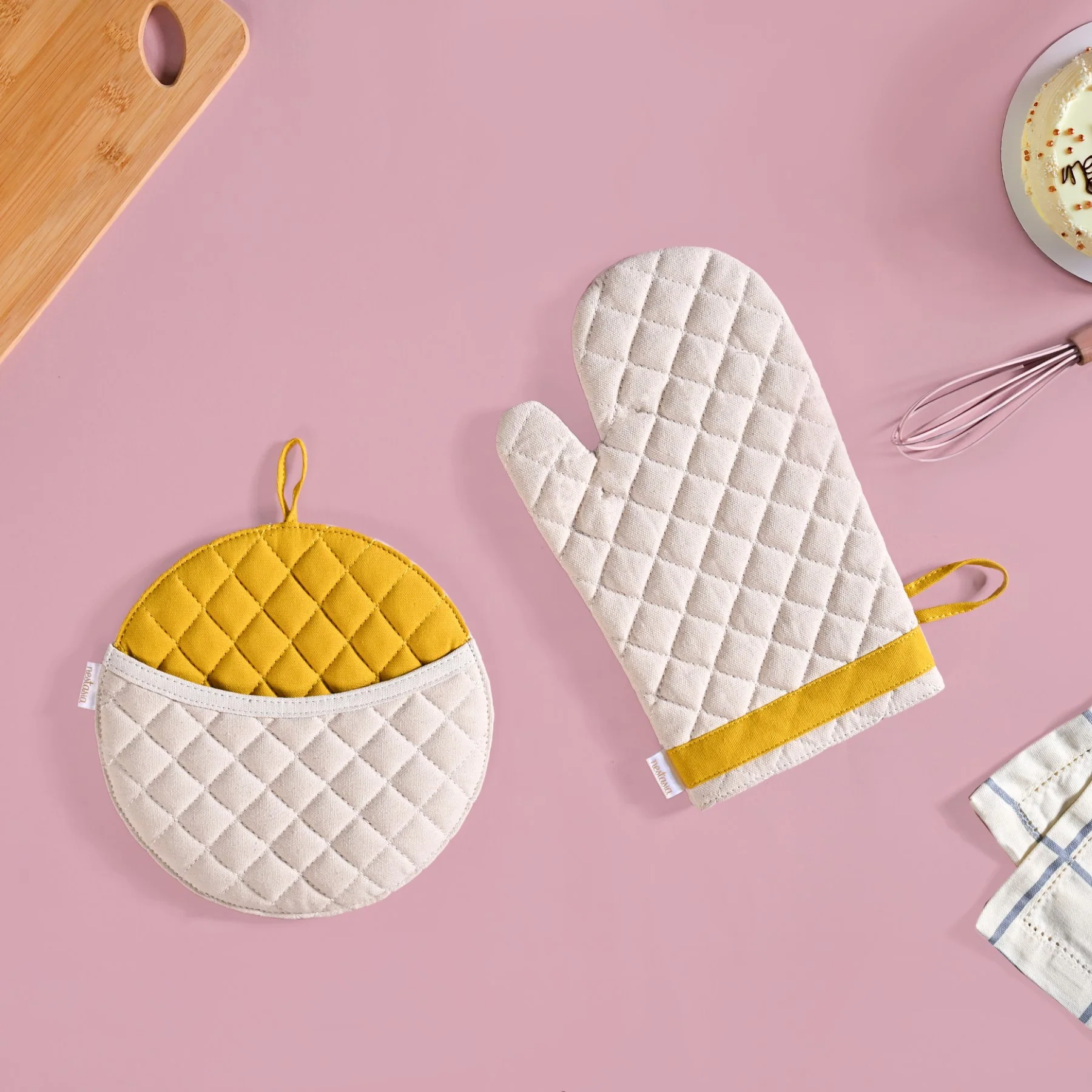 Baker Mode Apron Mitten Pot Holder Set Of 3 - Image 6