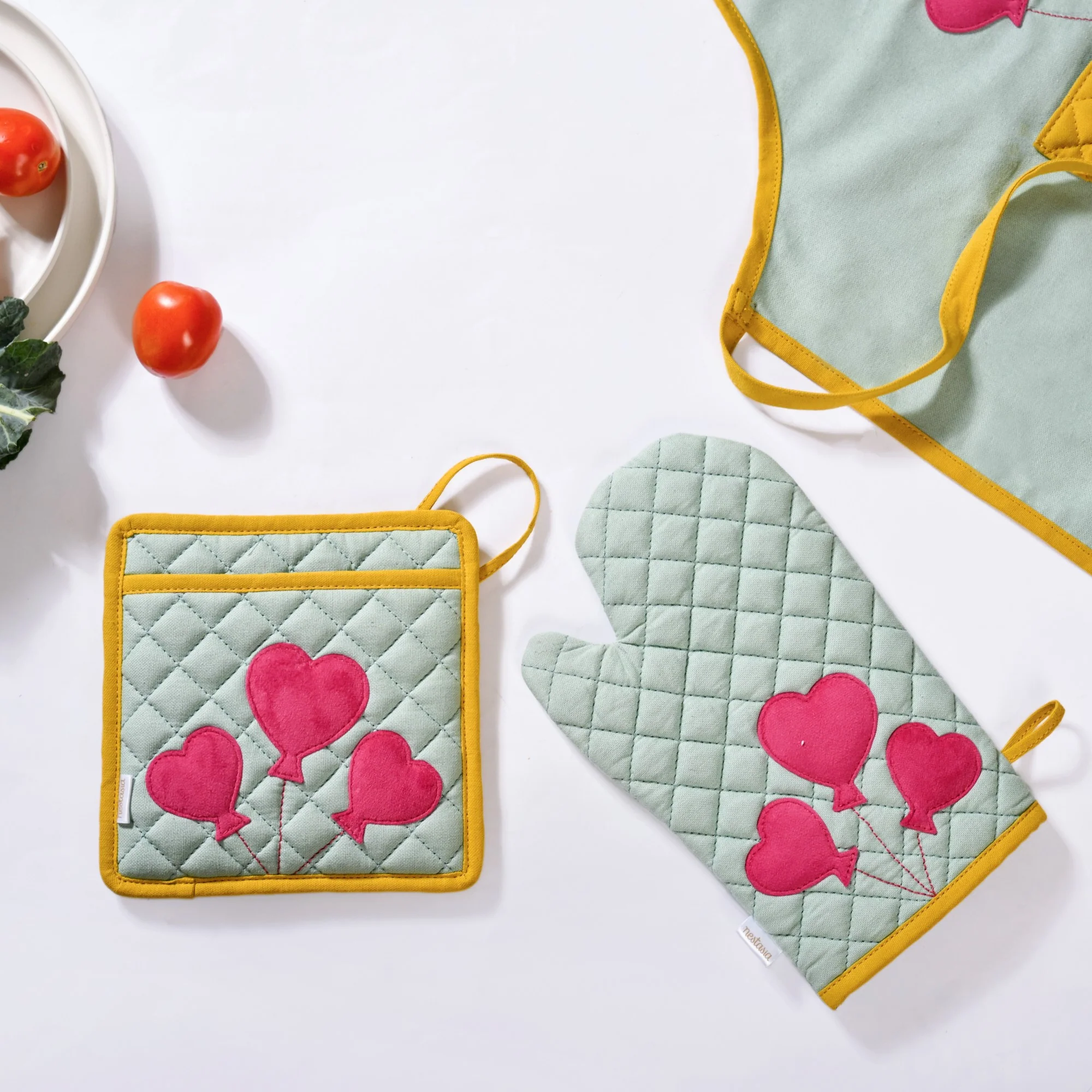 Balloon Heart Apron With Mitten And Pot Holder - Image 6