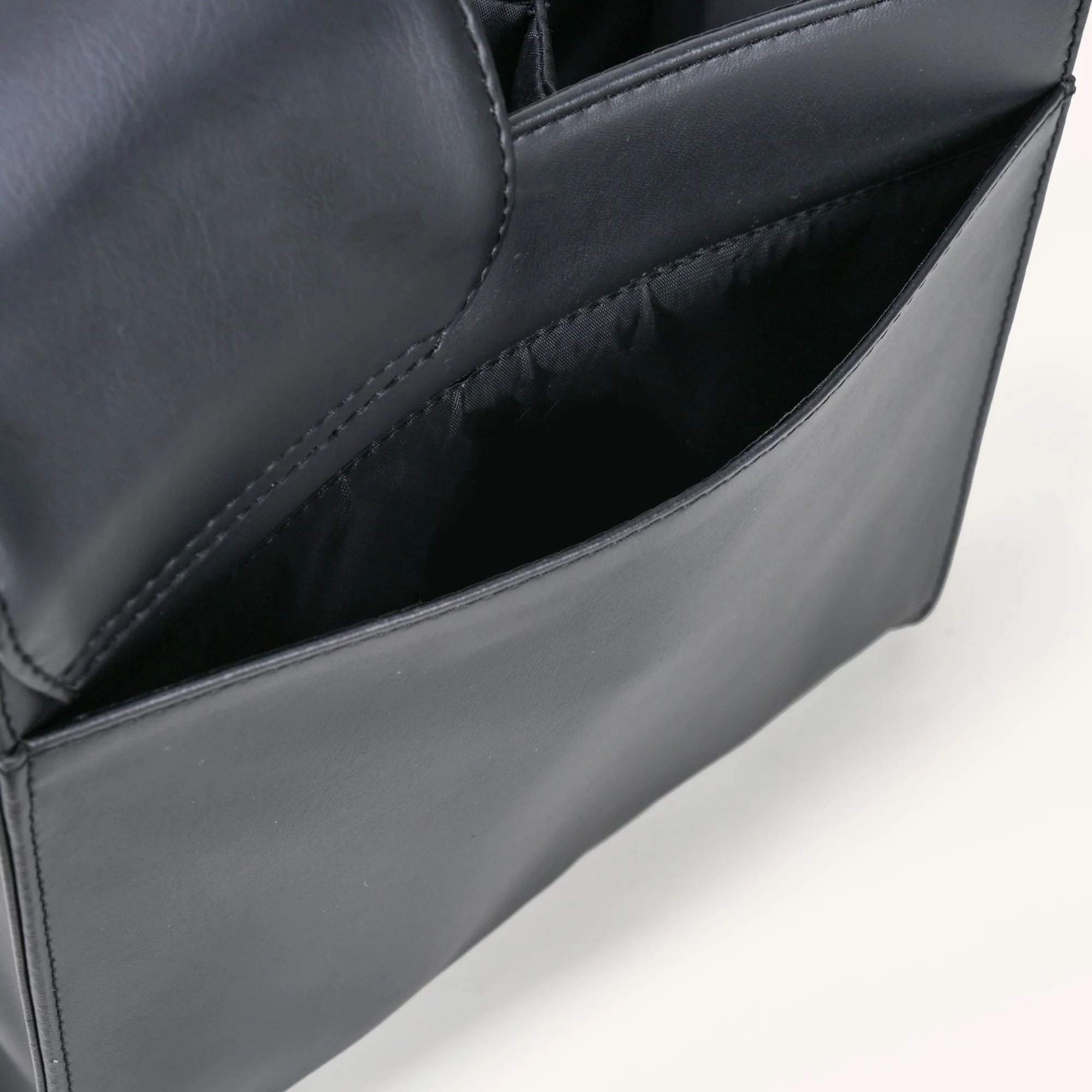 Black Crossbody Bag For Bottles - Image 9
