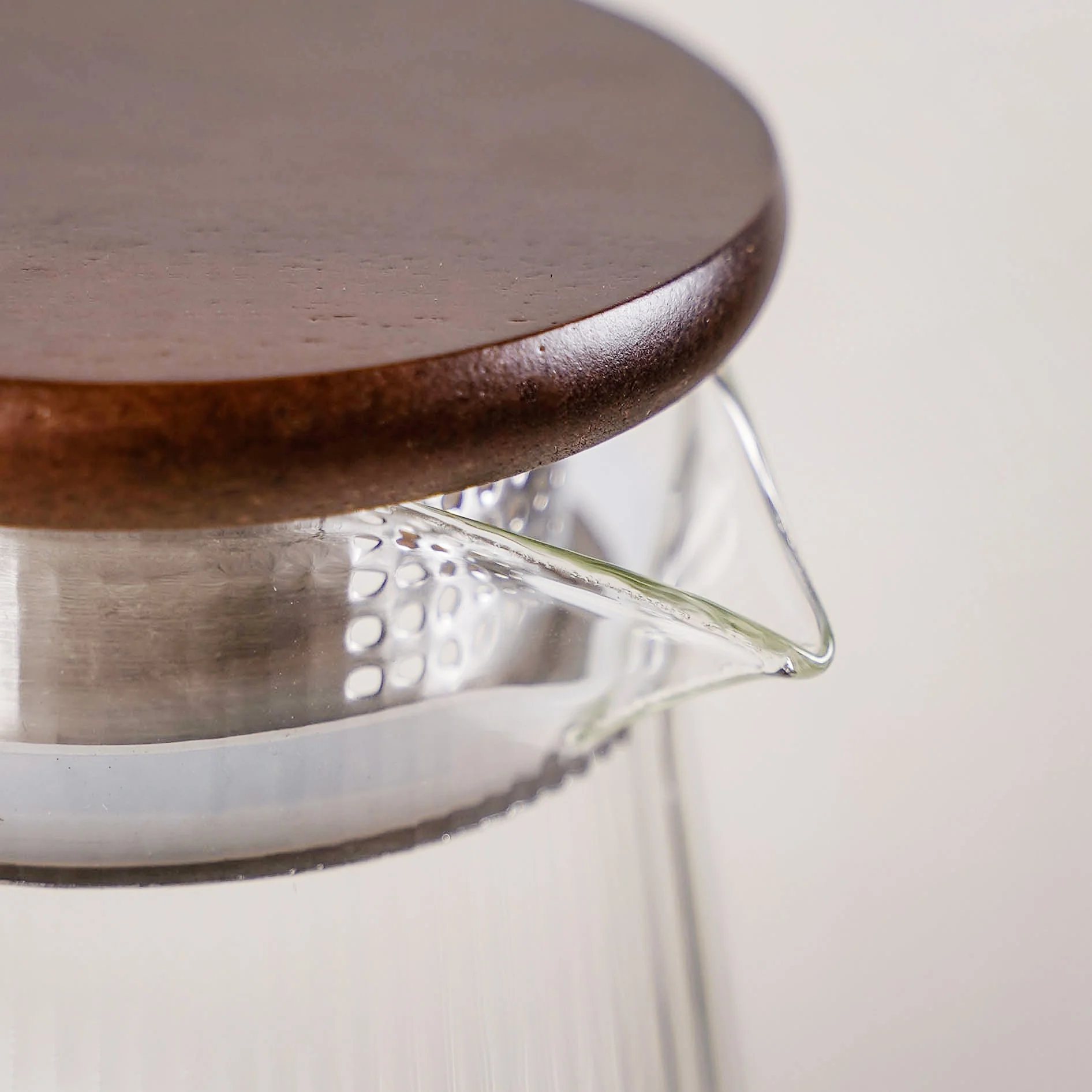 Borosilicate Glass Fluted Lemonade Jug With Lid 1800ml - Image 5
