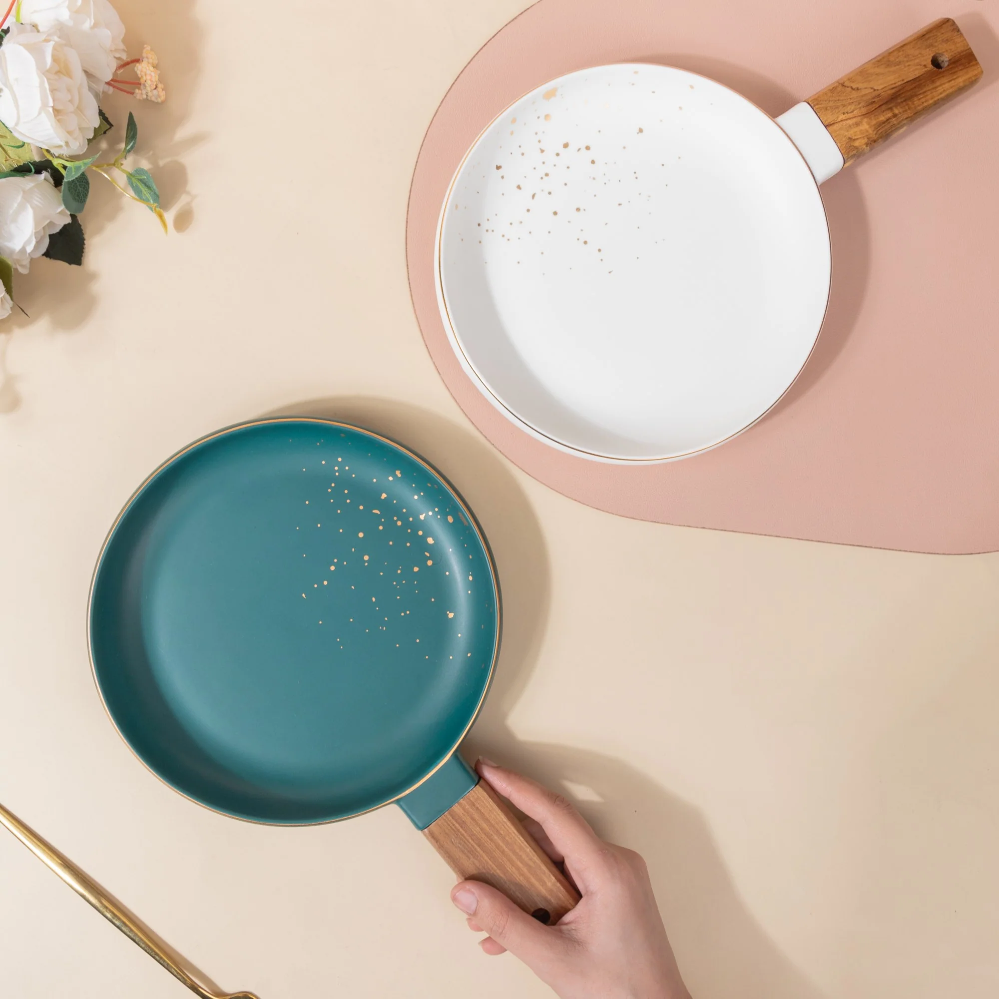 CARA Plate With Wooden Handle - Image 3