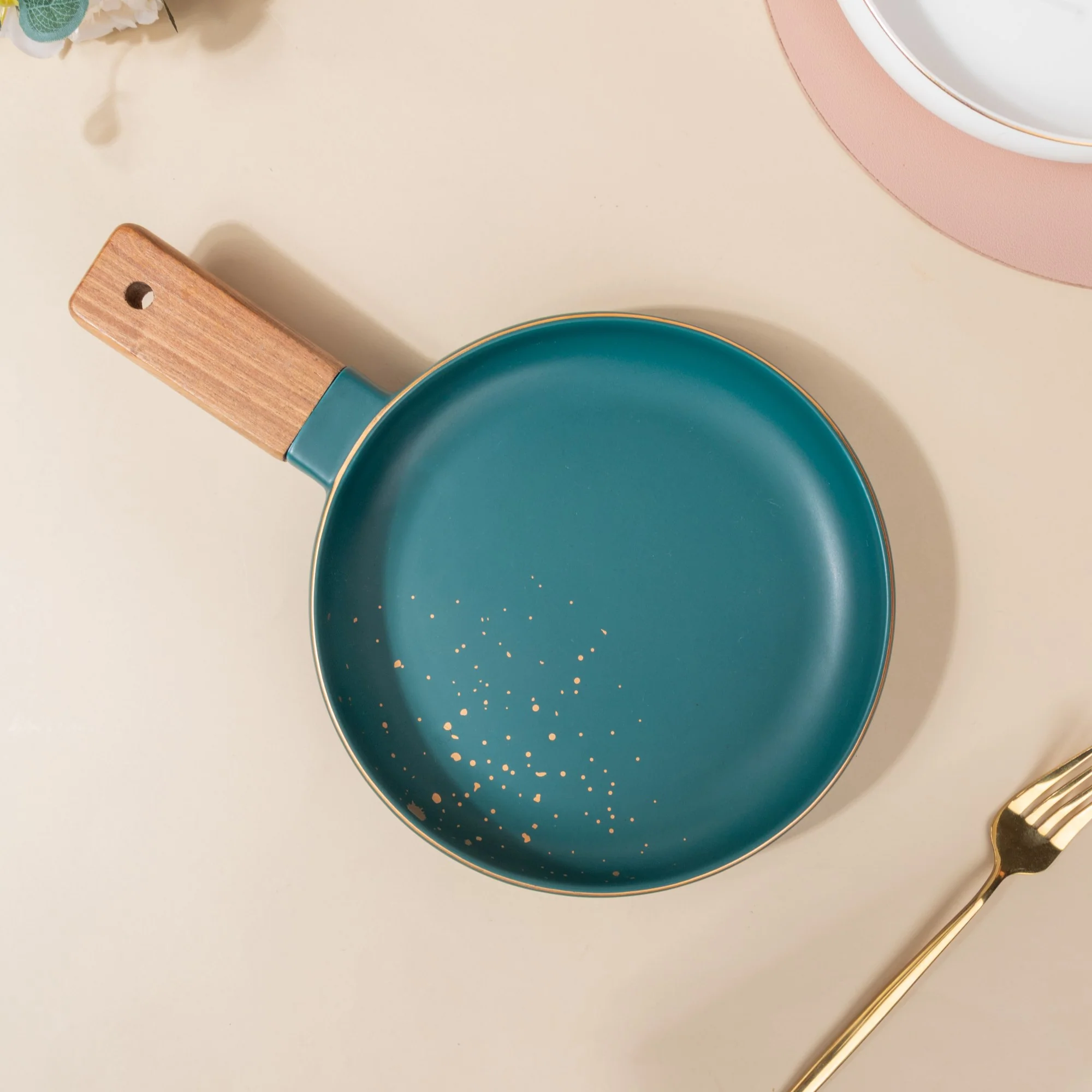CARA Plate With Wooden Handle - Image 4