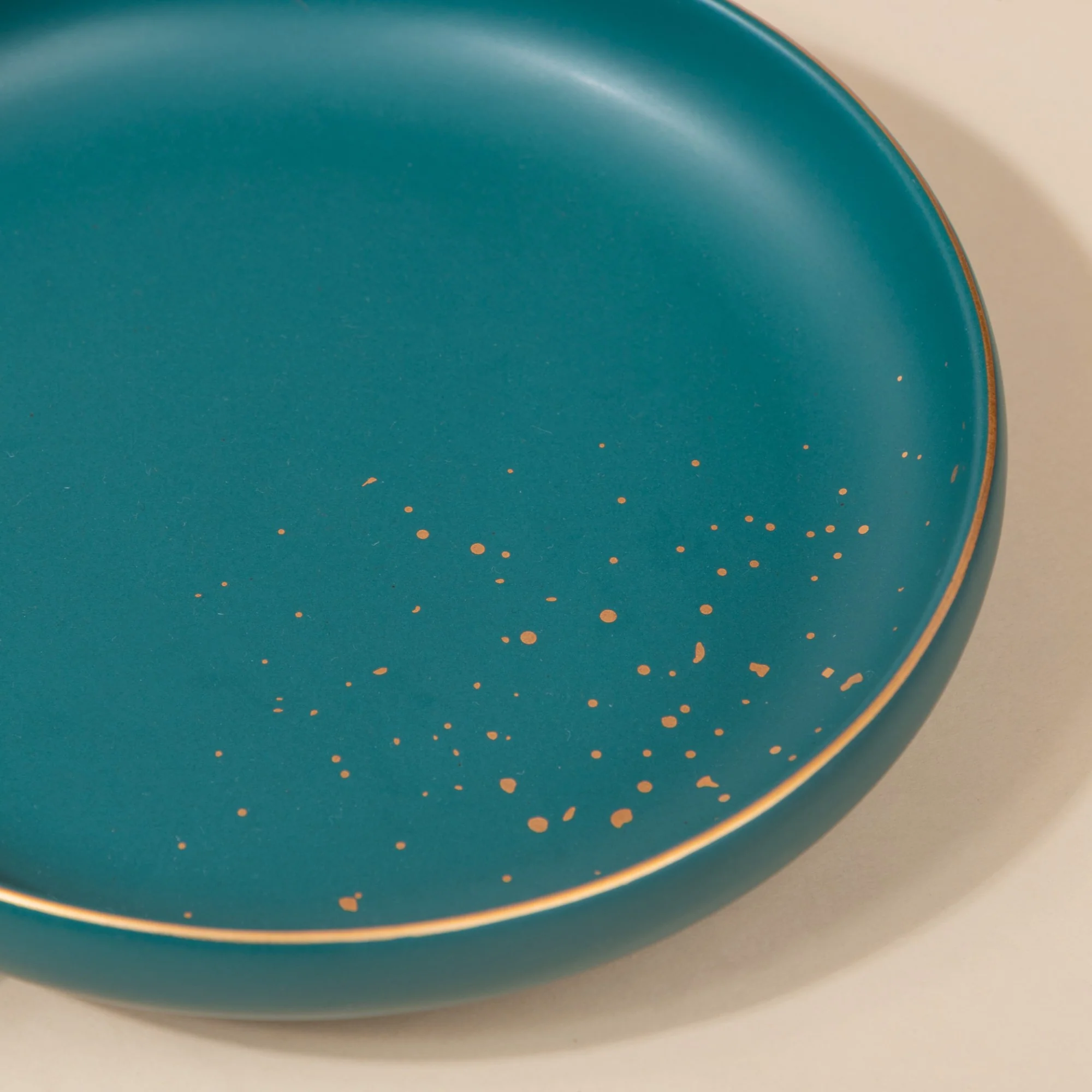 CARA Plate With Wooden Handle - Image 8