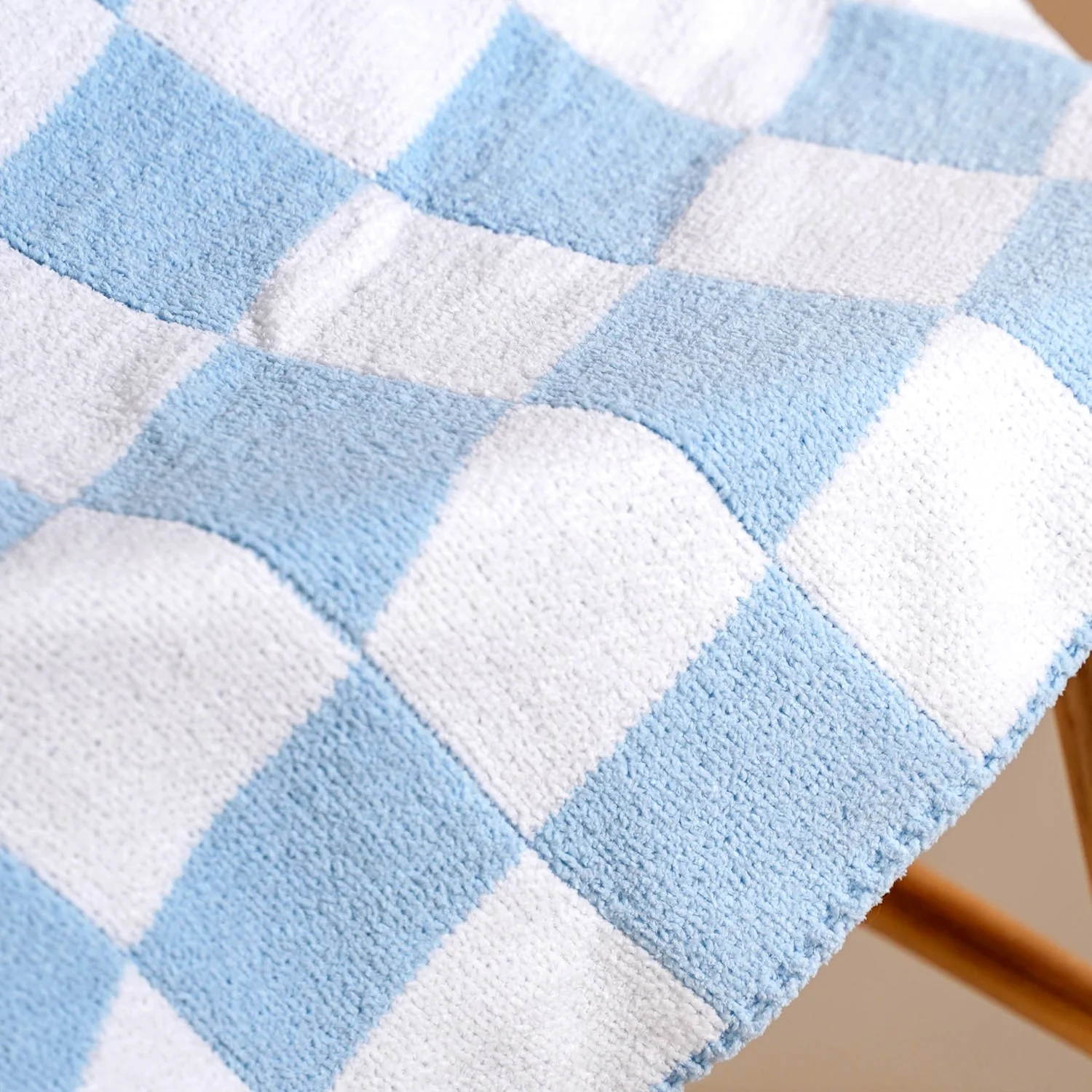 Checkered Blue White Reversible Small Throw 100x75cm - Image 5