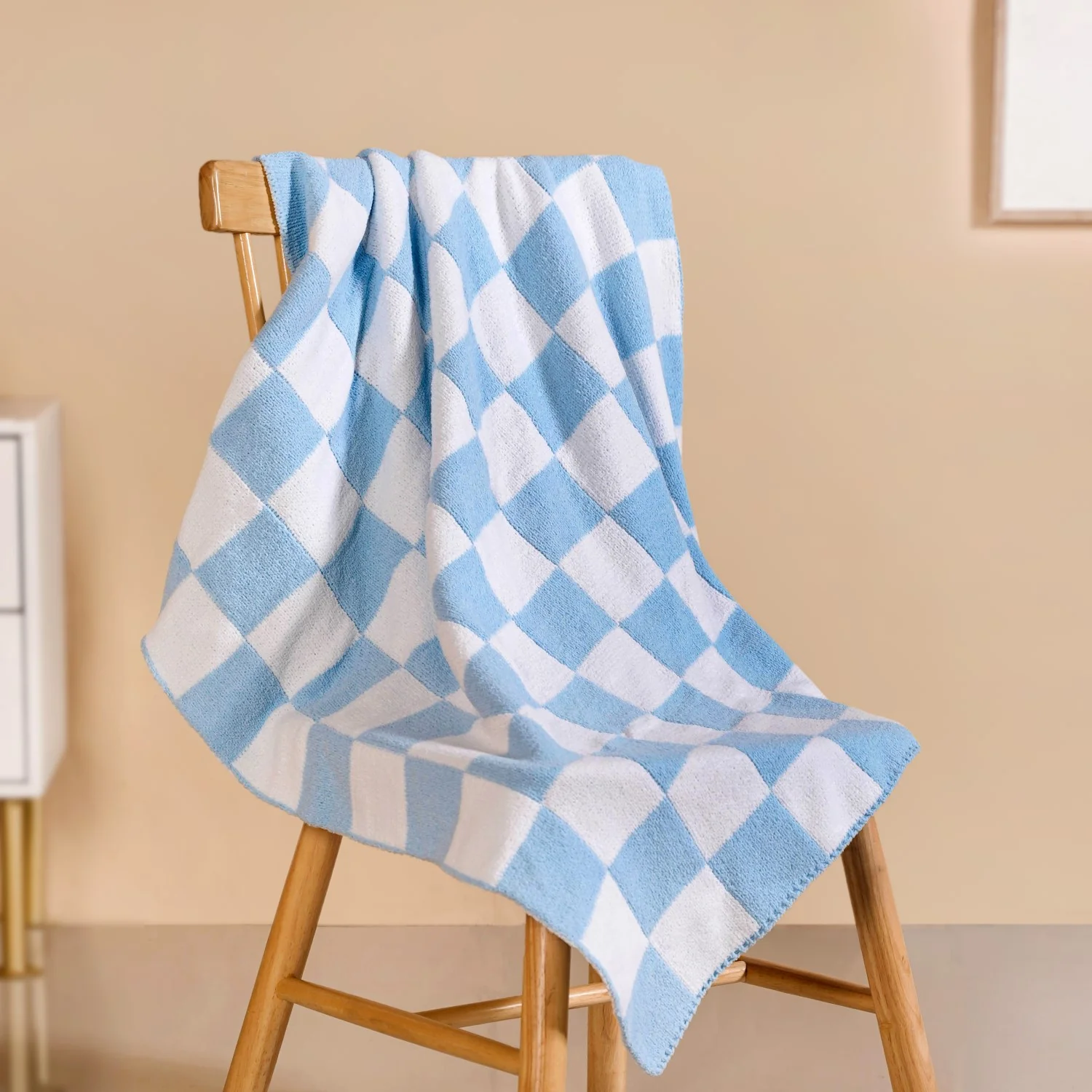 Checkered Blue White Reversible Small Throw 100x75cm - Image 6