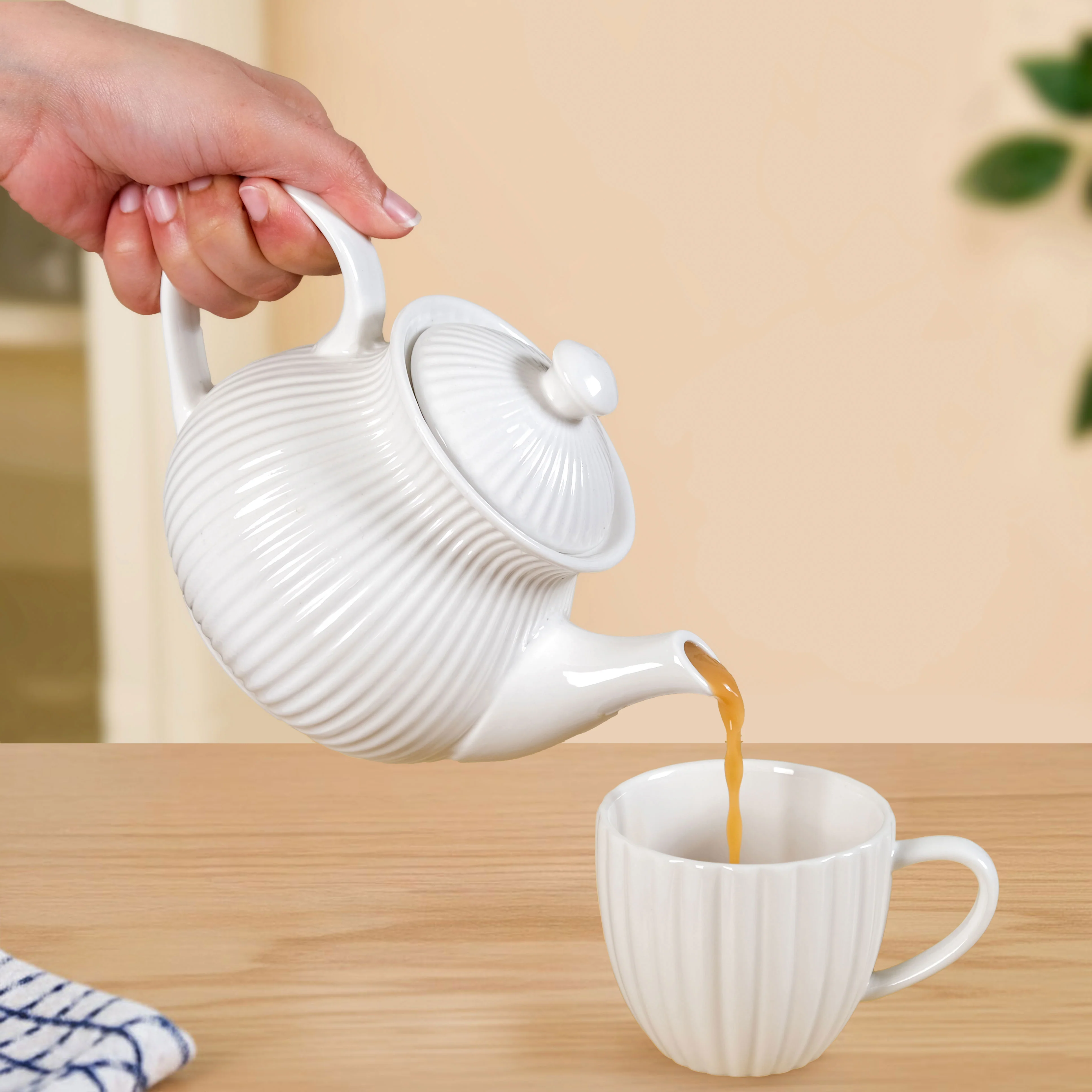 Classic Vintage Ceramic Teapot 600ml - Image 2