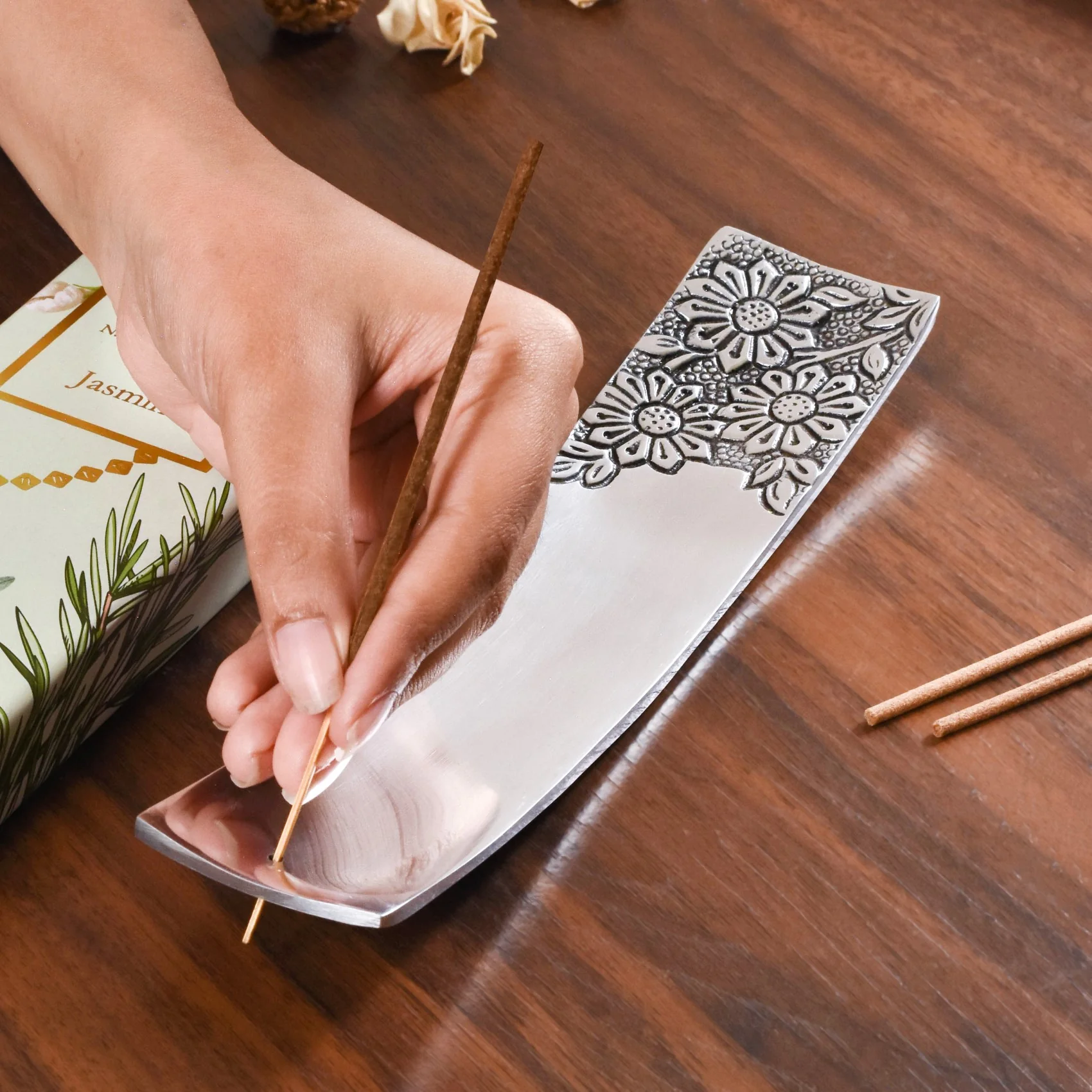 Floral Metal Incense Holder With Jasmine Incense Sticks Gift box - Image 6