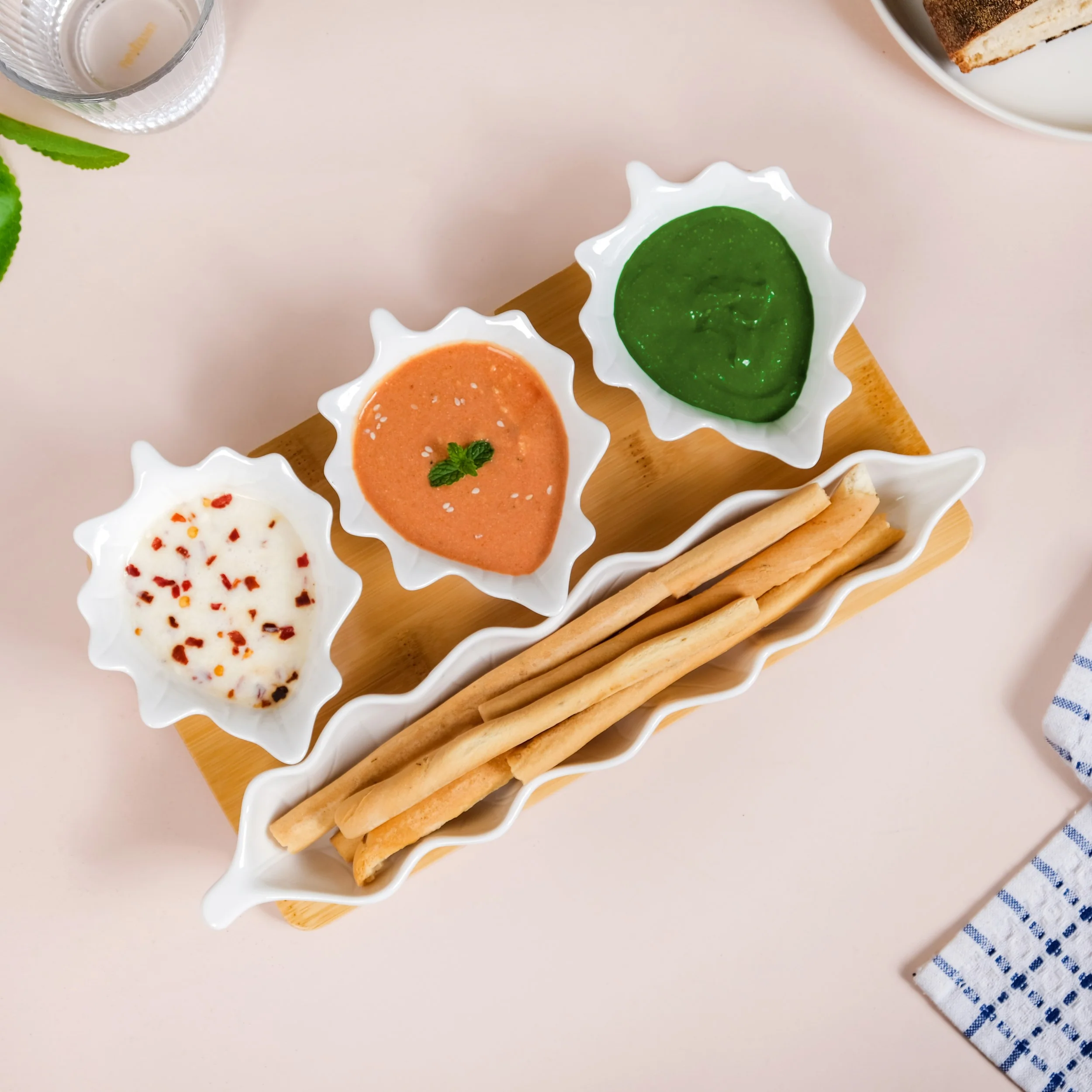 Leaf Ceramic Bowls And Long Plate Set of 4 With Tray - Image 8