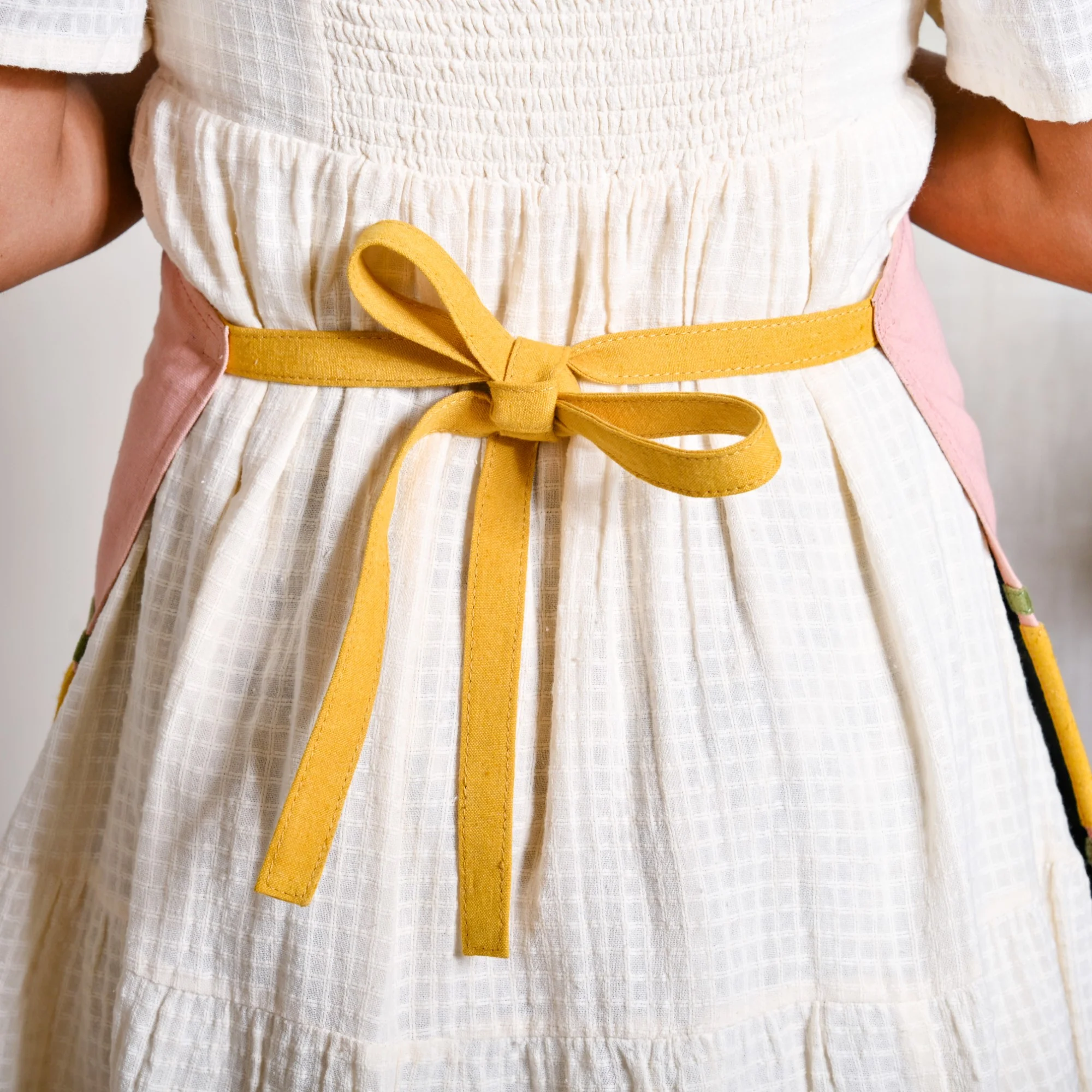Quilted Pink Apron With Mitten And Pot Holder - Image 8