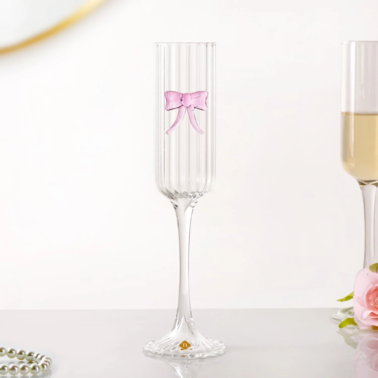 Ribbed Champagne Glass With Pink Glass Bow 200ml - Image 2