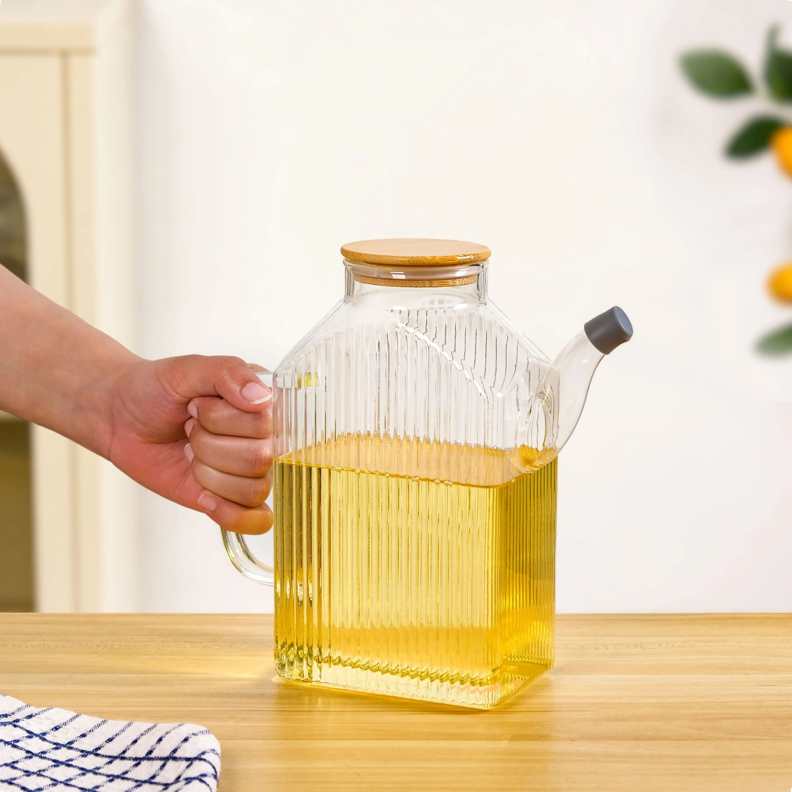 Ribbed Oil Dispenser With Bamboo Lid 1150ml - Image 3