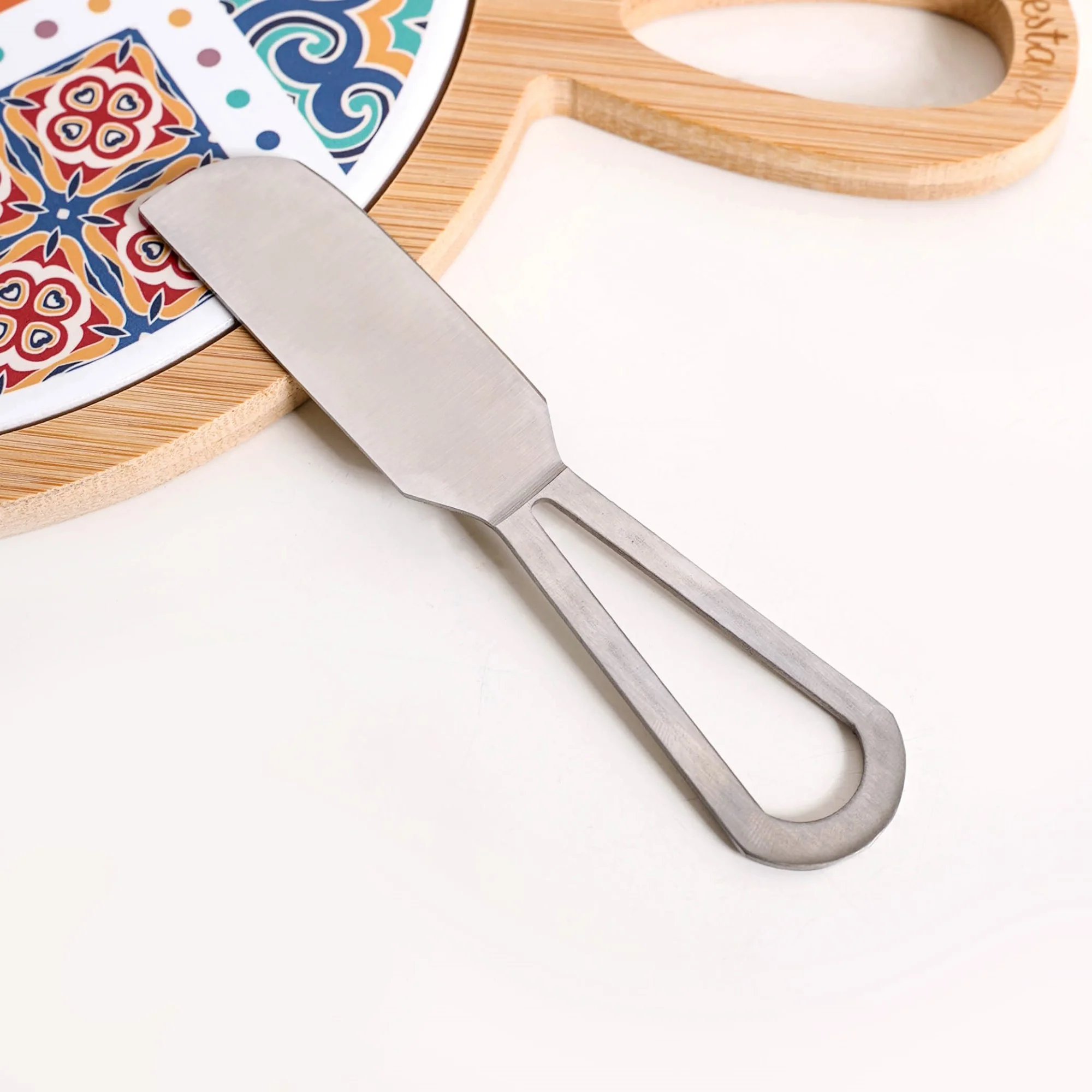 Round Moroccan Tile Pattern Cheeseboard With Knife 20cm - Image 7