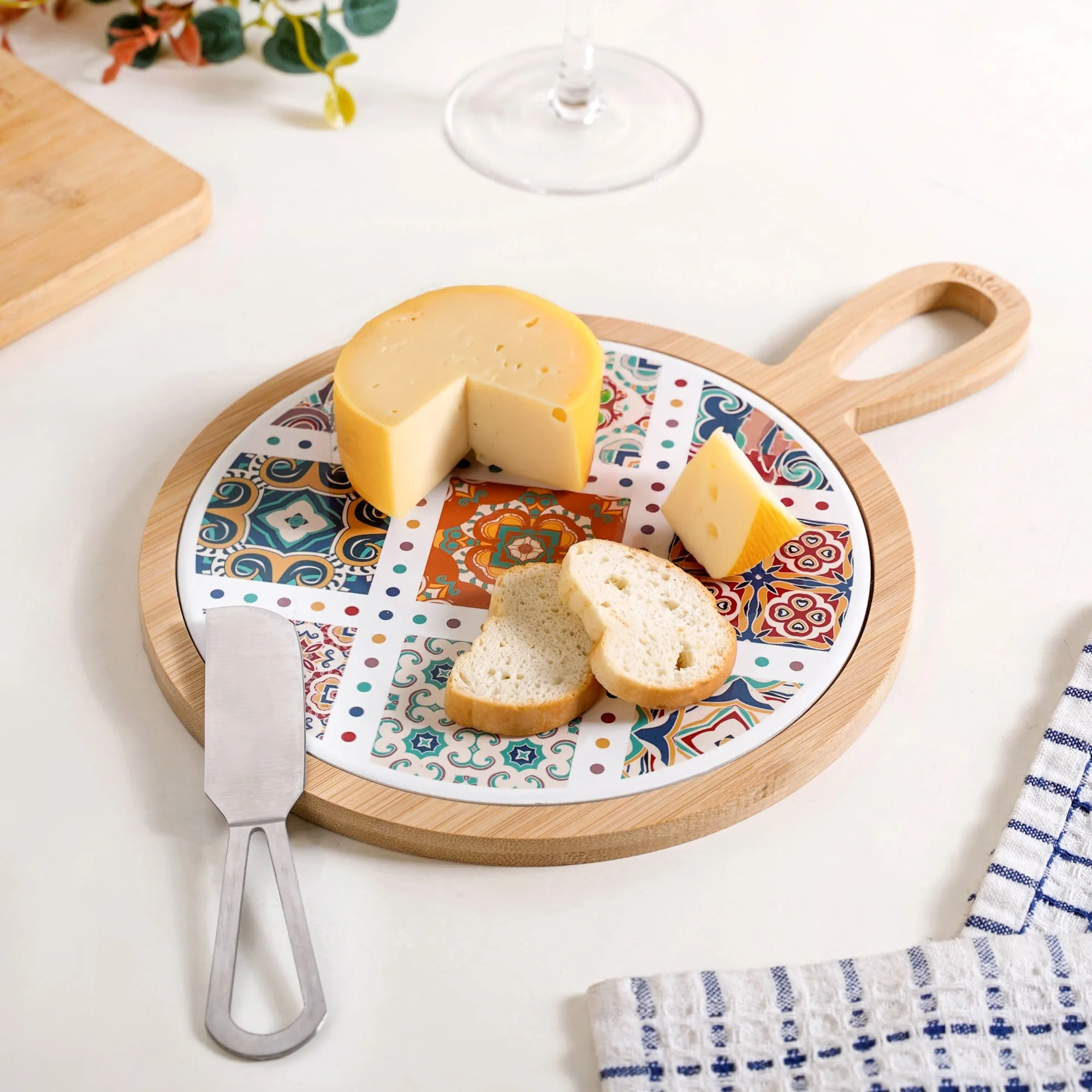 Round Moroccan Tile Pattern Cheeseboard With Knife 20cm - Image 9