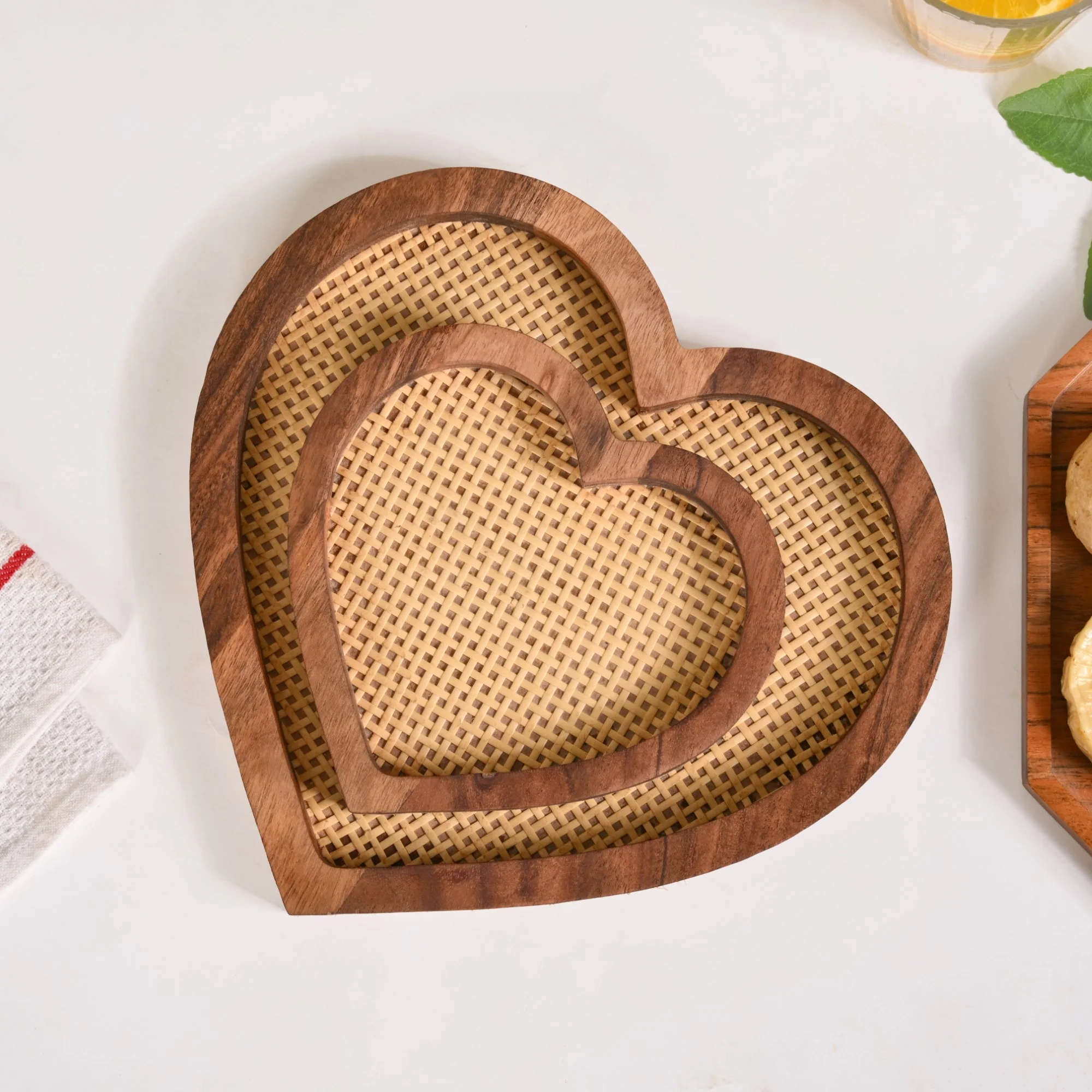Set Of 2 Heart Wooden Platter With Organic Rattan Weave - Image 6