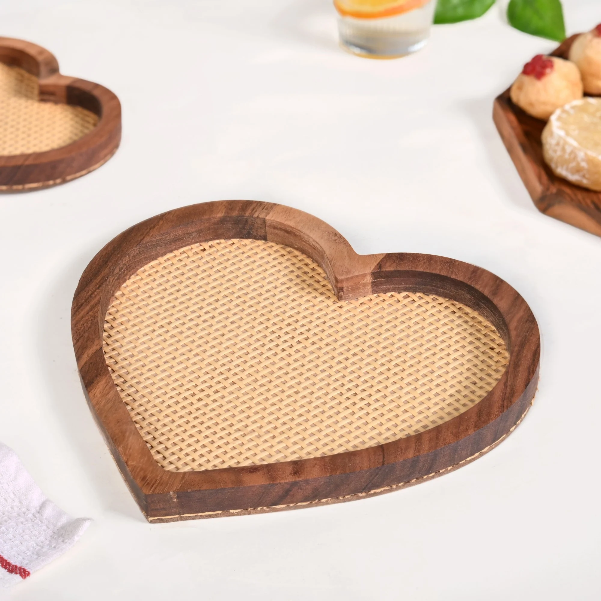 Set Of 2 Heart Wooden Platter With Organic Rattan Weave - Image 7