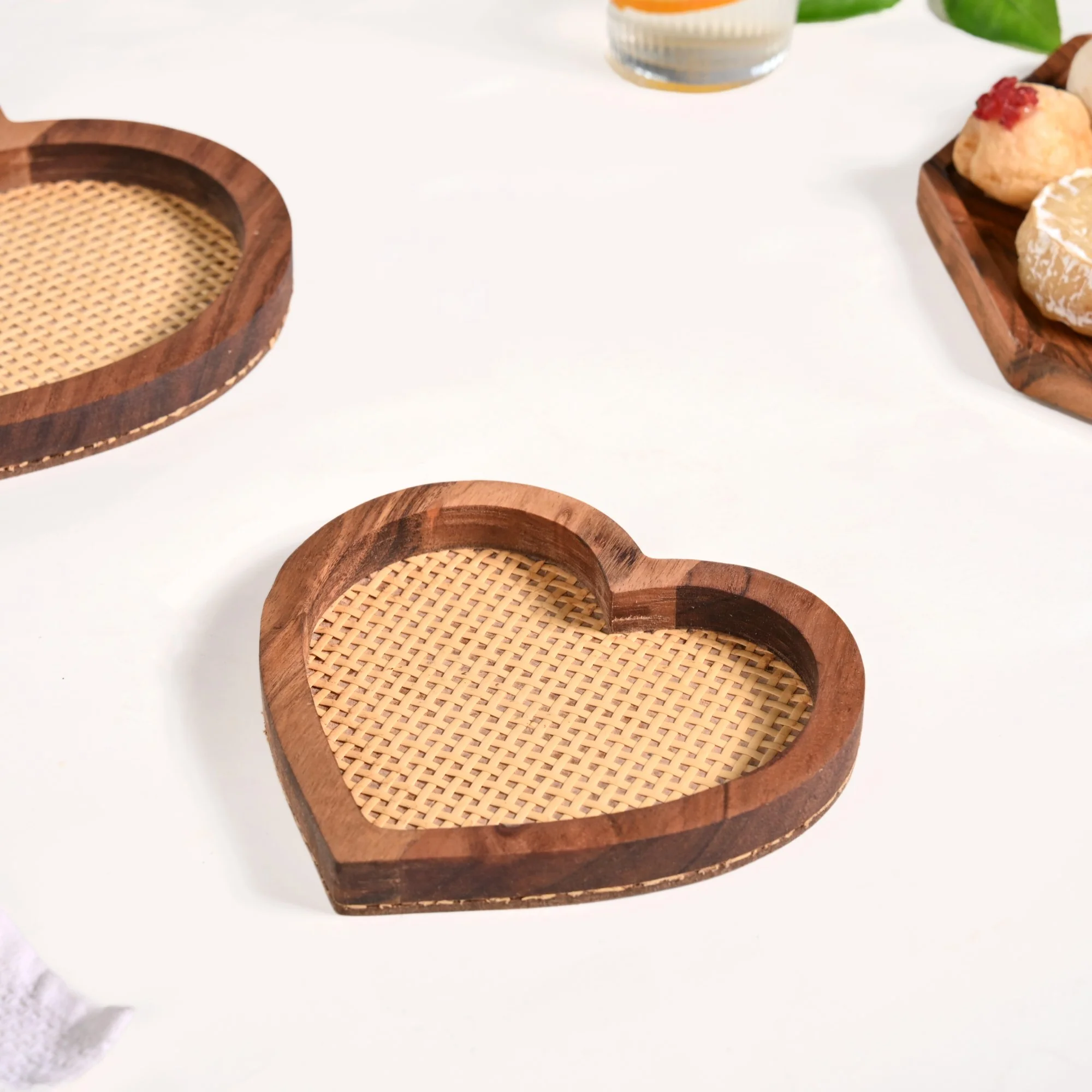 Set Of 2 Heart Wooden Platter With Organic Rattan Weave - Image 9