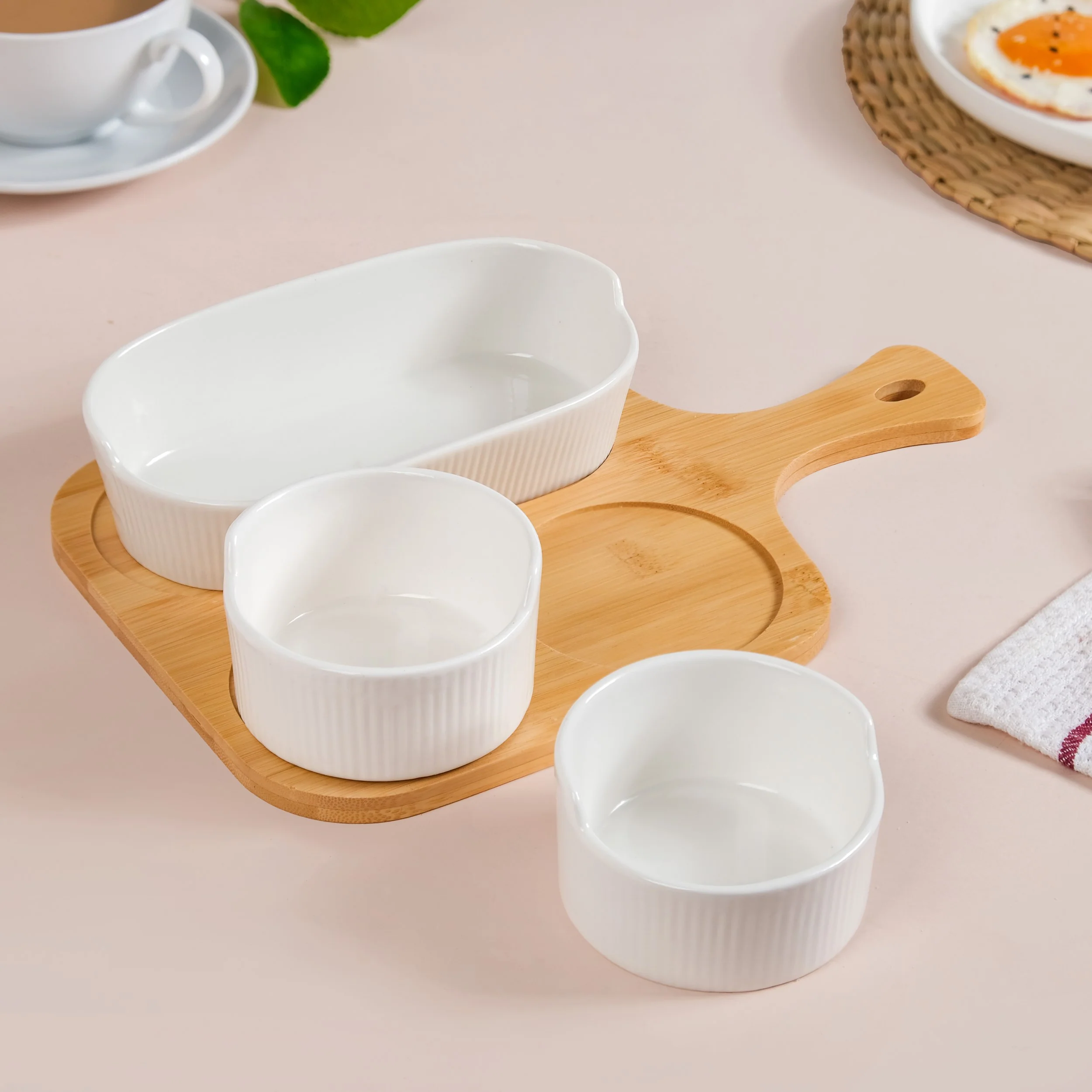 Set Of 3 Ceramic Bowls And Oval Plate With Tray - Image 6