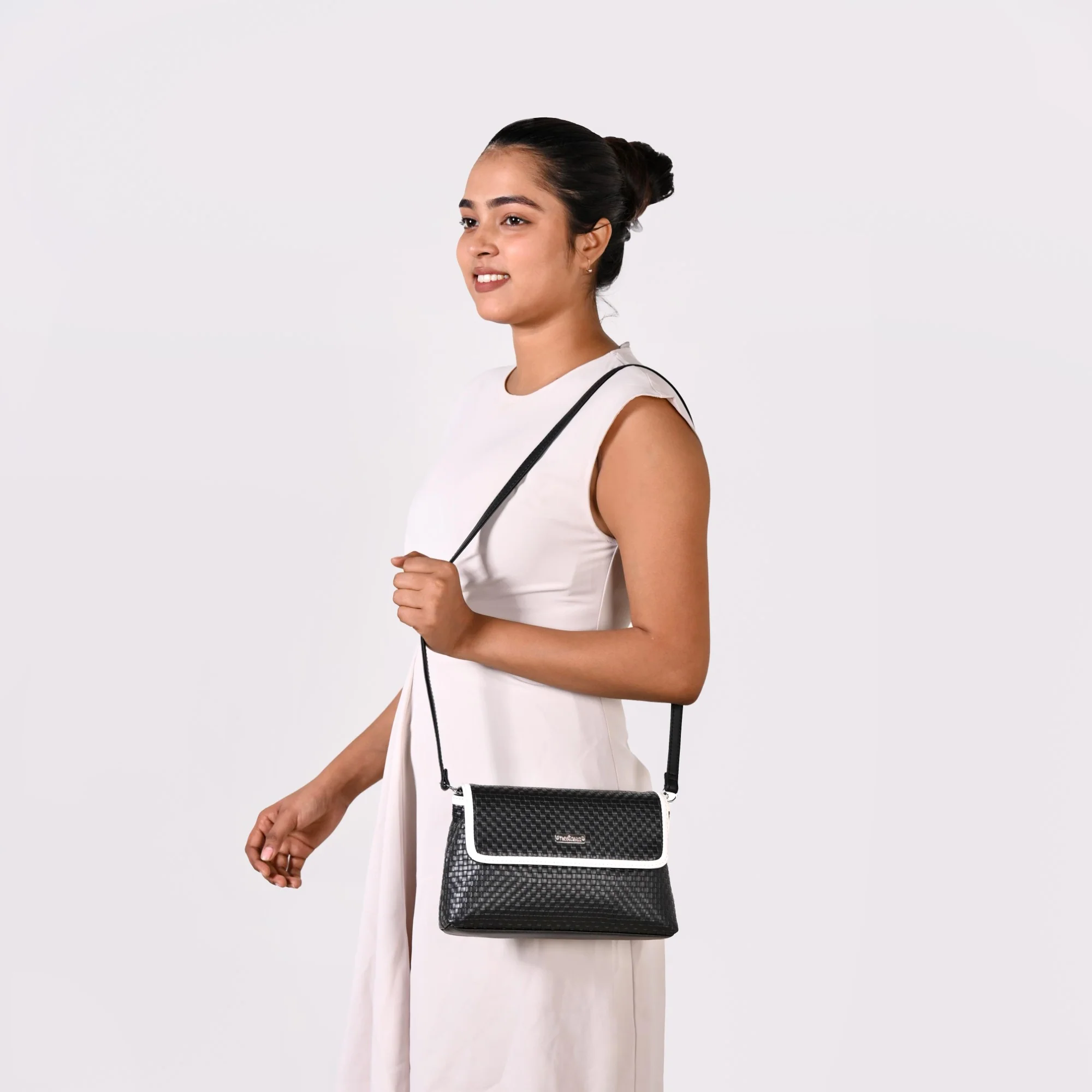 Soi Lattice Black Clutch Bag With Sling - Image 3