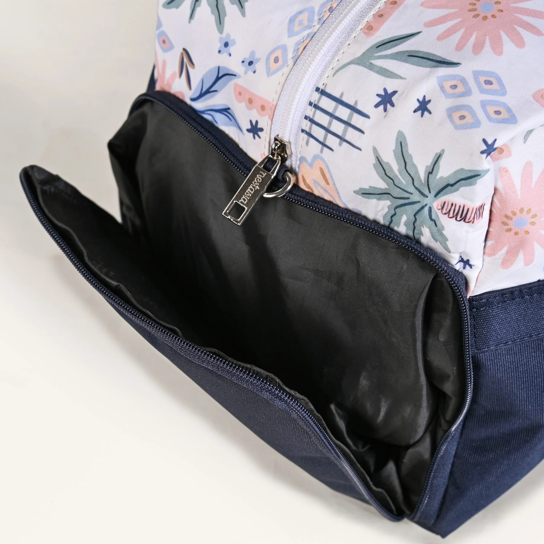 Tropical Print Lightweight Travel Duffle Bag - Image 8