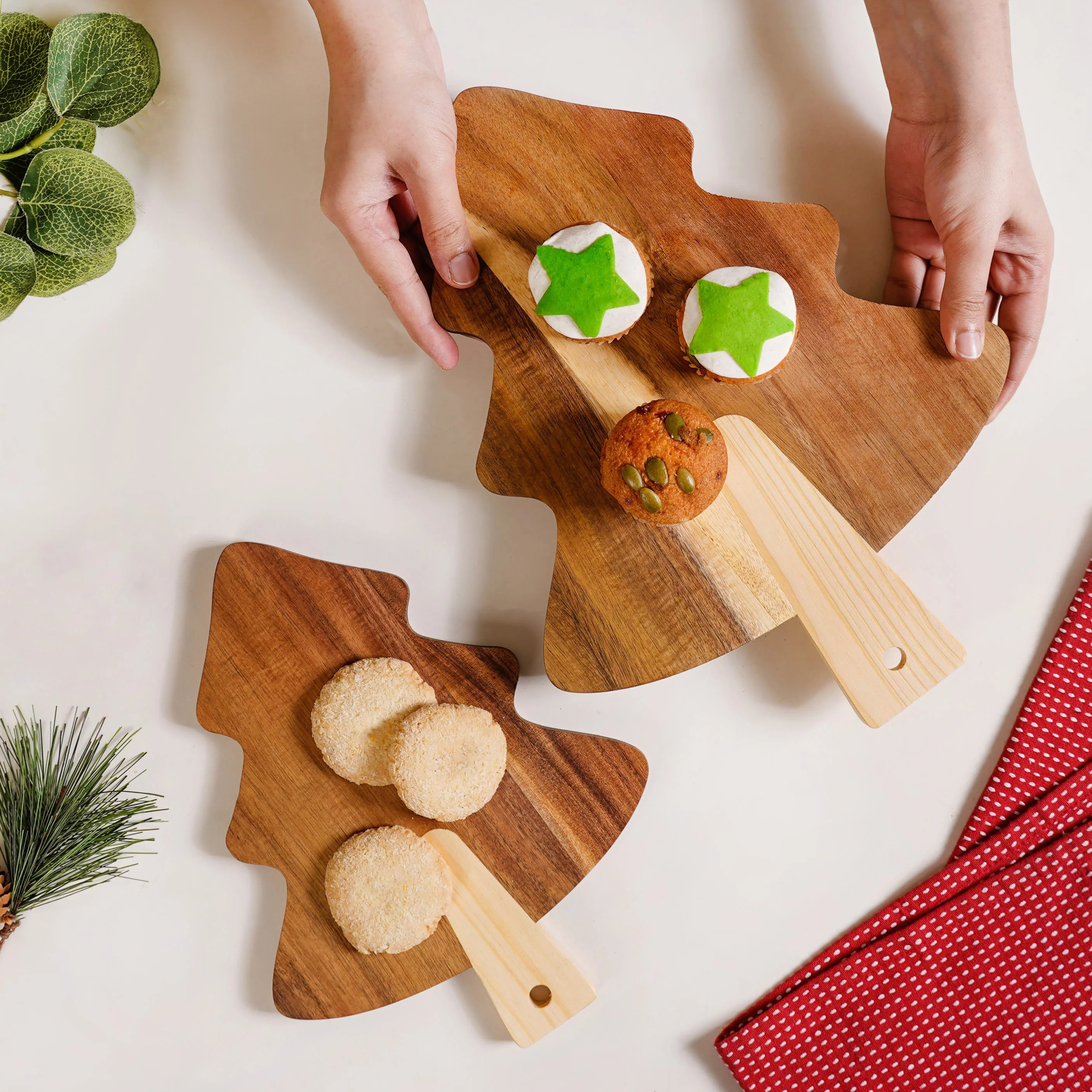 Wooden Tree Platter With Pinecone Embellishment Set Of 2 - Image 4